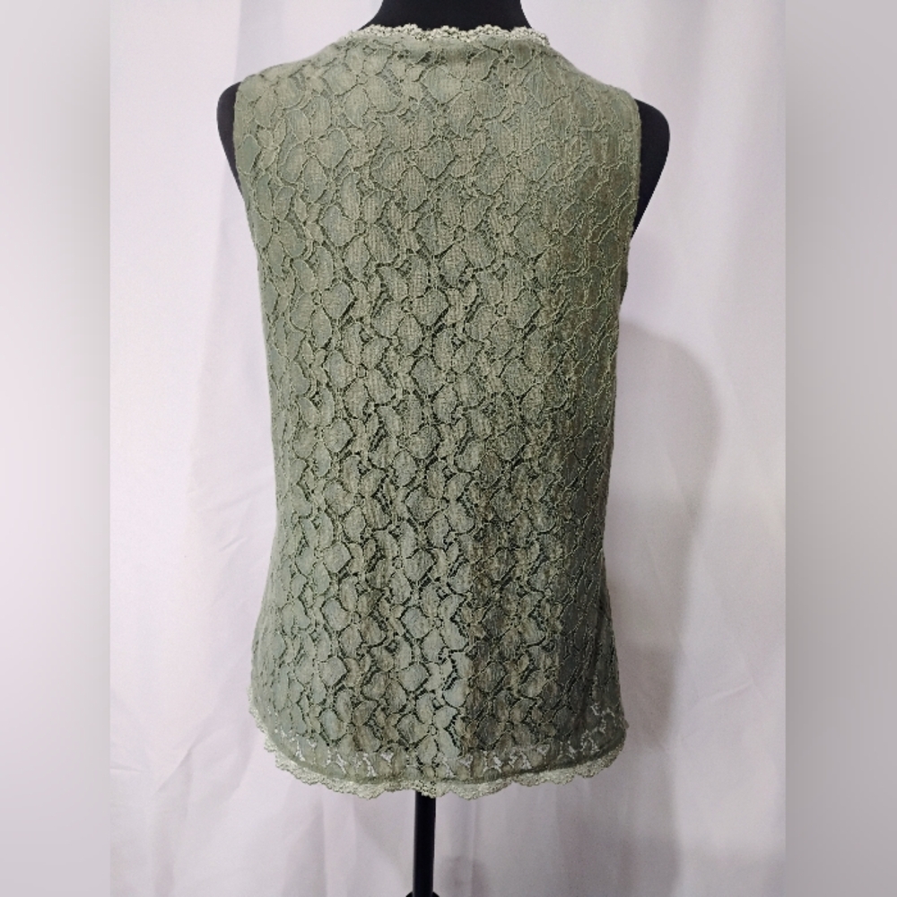 Green Lace Sleeveless V-Neck Top - Picture 2 of 8